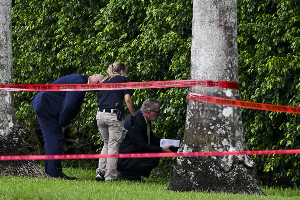 Law enforcement officials work at the crime scene outside the Trump International Golf Club in West Palm Beach, Fla., on Sept. 16. (Chandan Khanna/AFP via Getty Images)