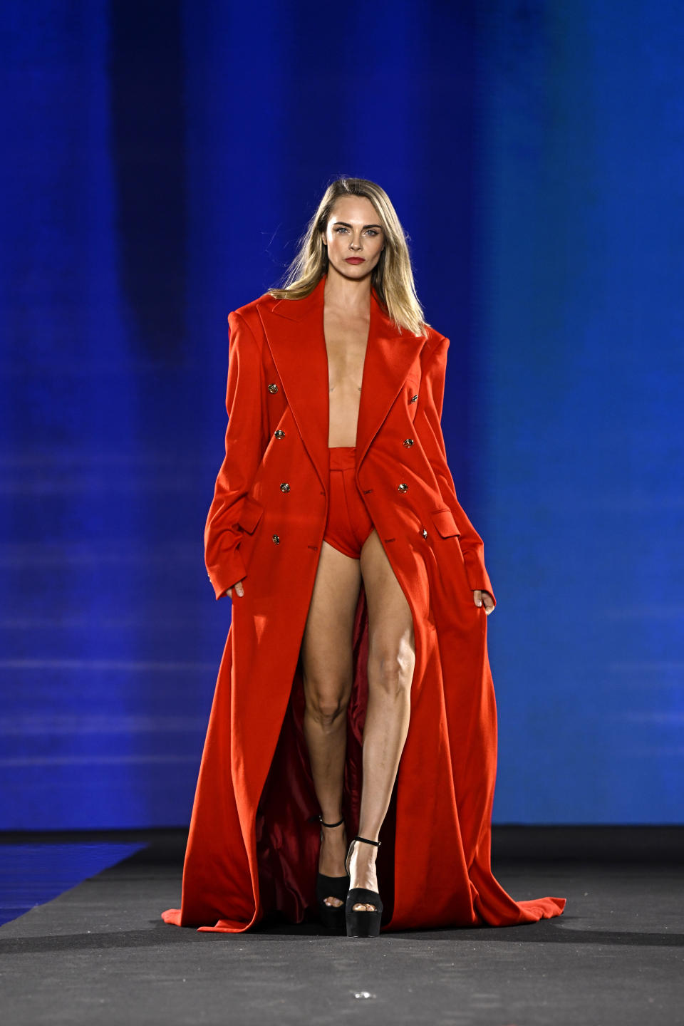 Cara Delevingne wears strappy platform sandals at Le Défilé L'Oréal Paris – Walk Your Worth show