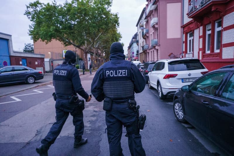 Police officers raid buildings in a crackdown on People smuggling. A police spokesman told dpa on 24 September that four arrest warrants had already been executed and a total of 24 apartments in the city of Mannheim and around nearby Karlsruhe and Worms were searched. Andreas Arnold/dpa