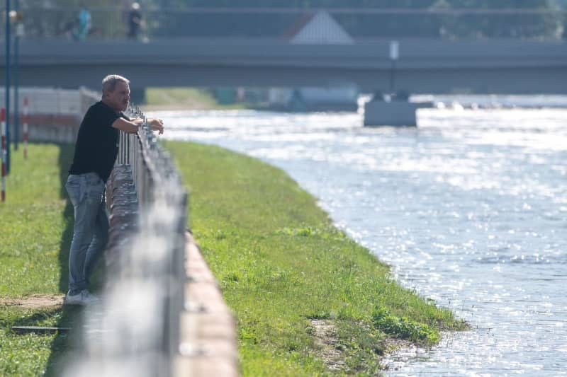 A man looks at the Ale dam near the river Nearka. Pancer Václav/CTK/dpa