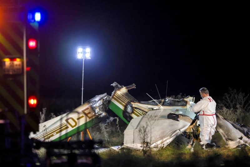 The wreckage of a small plane can be seen after the crash on the site near the airfield in Bad Sassendorf in the district of Soest. Two people were killed in the crash. Christoph Reichwein/dpa