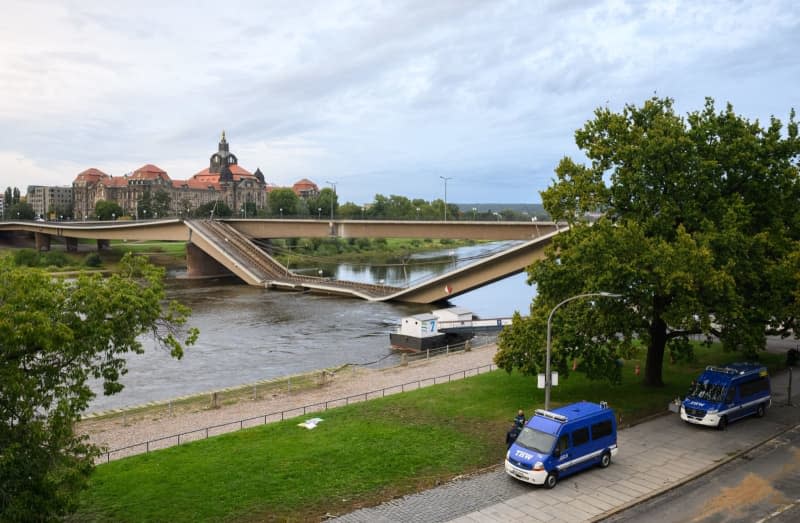 View of the partially collapsed Carola Bridge over the Elbe in front of the State Chancellery. Robert Michael/dpa