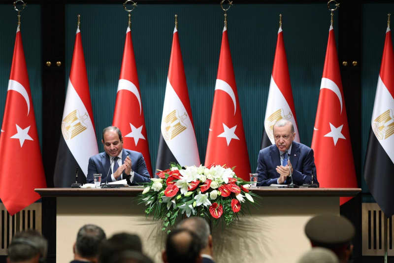 Turkish President Recep Tayyip Erdogan (R) and Egyptian President Abdel Fattah el-Sisi (L) hold a joint press conference after their meeting at the Presidential Complex. -/Turkish Presidency/dpa