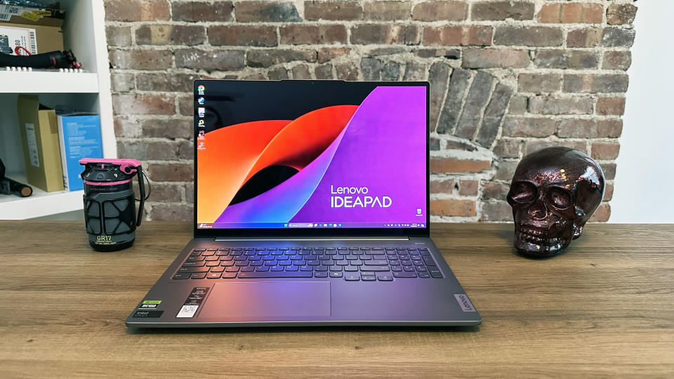  Lenovo IdeaPad Pro 5i 16 laptop. 