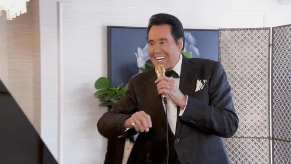 Wayne Newton serenading Joan and Pascal on their Las Vegas date (ABC)