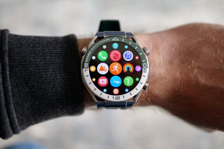 A person wearing the Huawei Watch Ultimate, showing the app screen.