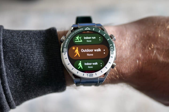 A person wearing the Huawei Watch Ultimate, viewing the exercise modes.