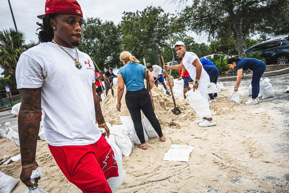 Tampa, Florida, USA. 7th Oct, 2024. The Aquatics Division of the City of Tampa Parks and Recreation Department with about 20 volunteers and local community members served over 2,000 sandbags to over 200 Tampa residents ahead of Hurricane Milton. (Credit Image: © Dave Decker/ZUMA Press Wire) EDITORIAL USAGE ONLY! Not for Commercial USAGE!