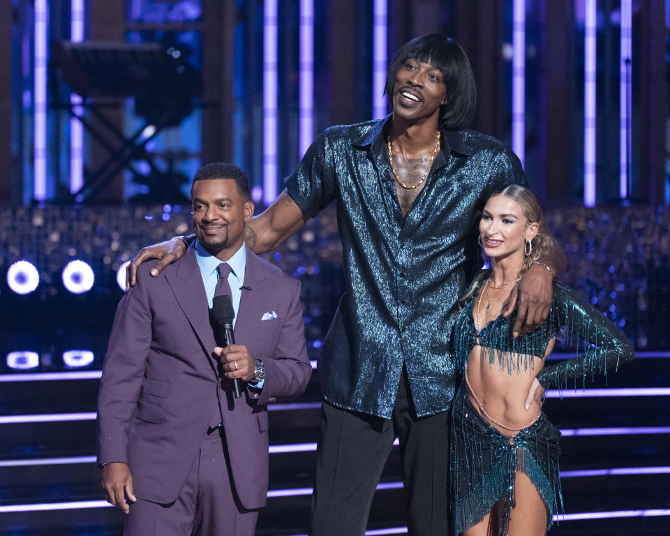 Cohost Alfonso Ribeiro with NFL star Dwight Howard and his partner Daniella Karagach, whose scores landed them in the bottom three. (Disney/Christopher Willard)