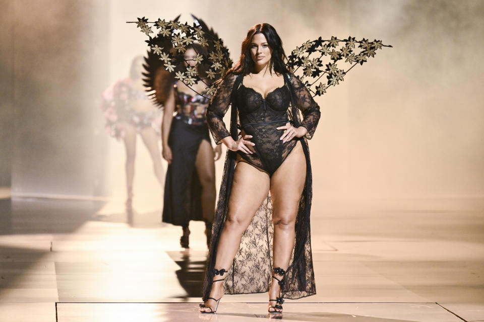 Ashley Graham wore wings with a trellis with appliqué flowers. 