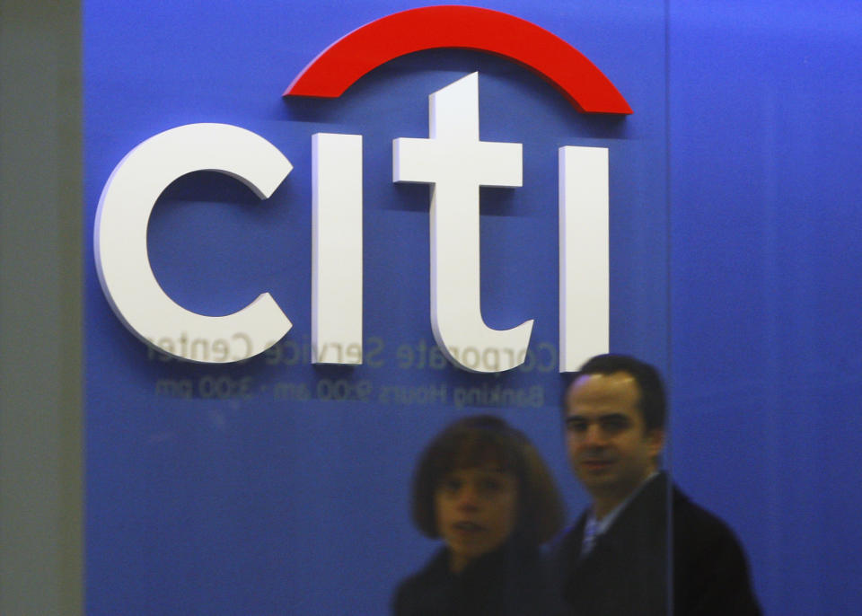 Employees walk through the Citigroup headquarters in New York, November 24, 2008. The U.S. government moved to bail out Citigroup Inc, agreeing to shoulder most potential losses from $306 billion of its toxic assets and inject $20 billion of new capital, its biggest effort yet to prevent a big bank from failing.  REUTERS/Brendan McDermid (UNITED STATES)