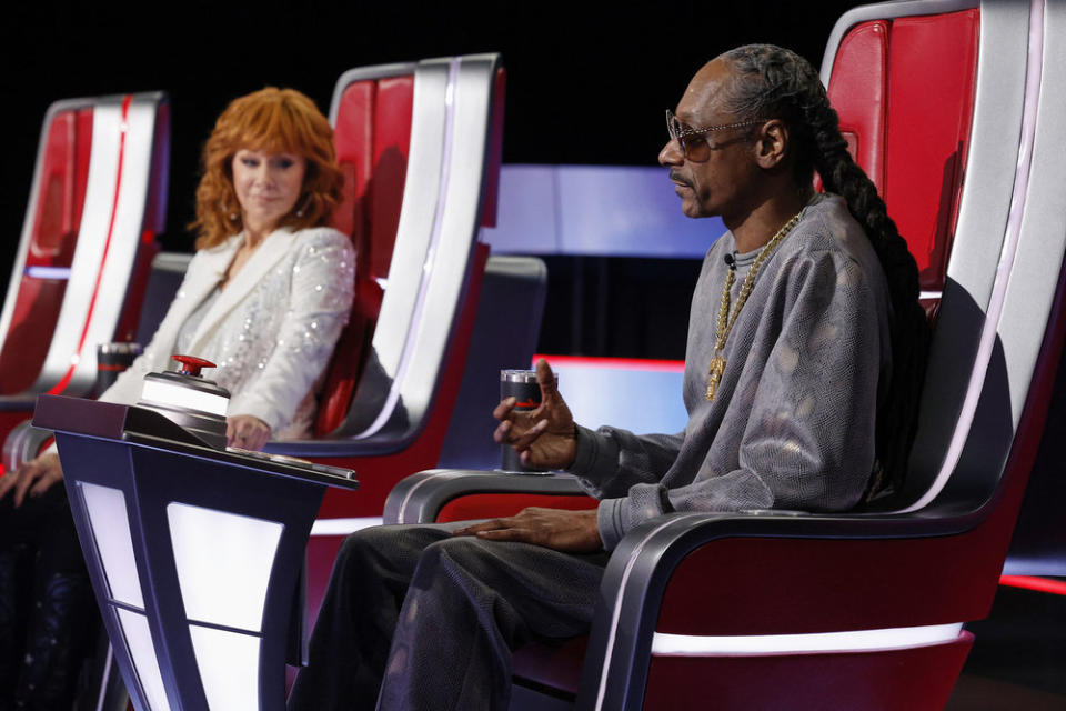 McEntire and Snoop Dogg speak to a contestant.