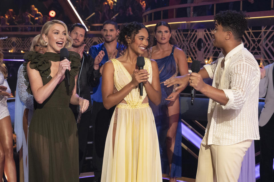 Cohost Julianne Hough chats with Chandler Kinney and her partner Brandon Armstrong during Tuesday night's Dedications-themed episode of Dancing With the Stars. (Disney/Eric McCandless)