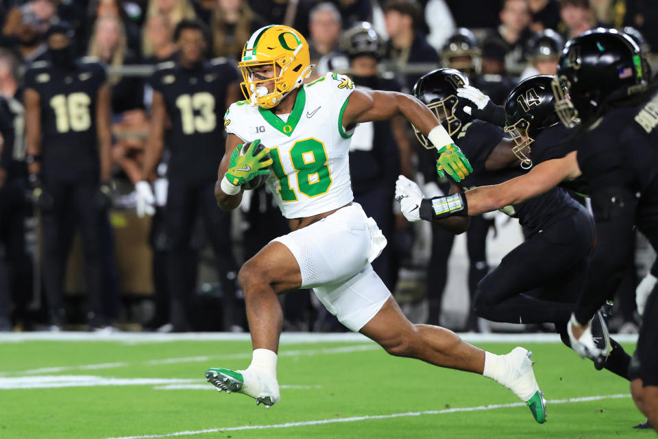 WEST LAFAYETTE, INDIANA - OCTOBER 18: Kenyon Sadiq #18 of the Oregon Ducks  runs the ball against the Purdue Boilermakers at Ross-Ade Stadium on October 18, 2024 in West Lafayette, Indiana. (Photo by Justin Casterline/Getty Images)