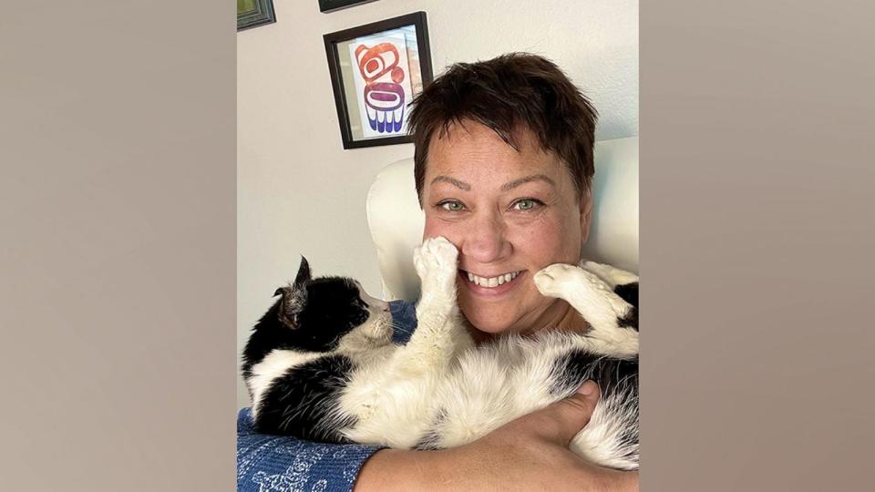 PHOTO: Nicole Hallingstad said that her cat, Rudy, found her breast cancer only seven months after a normal mammogram. She was 42 when she was diagnosed. (Courtesy Nicole Hallingstad)