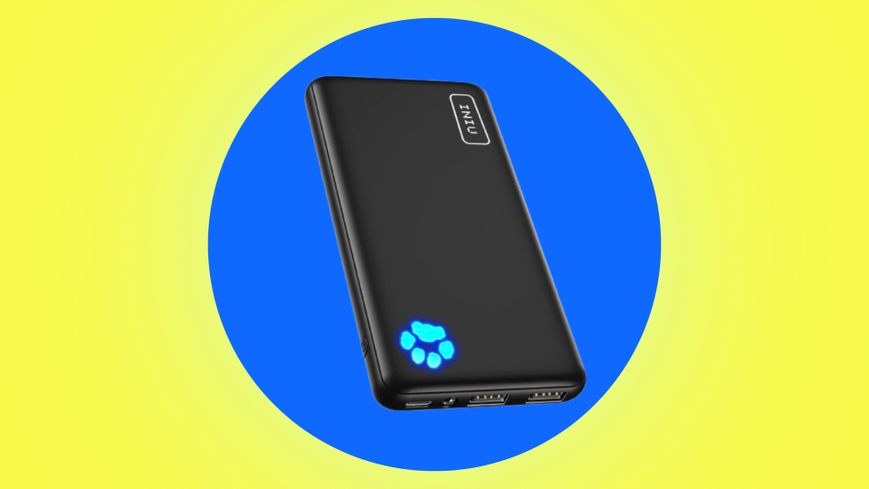 Iniu black power bank against a blue and yellow background