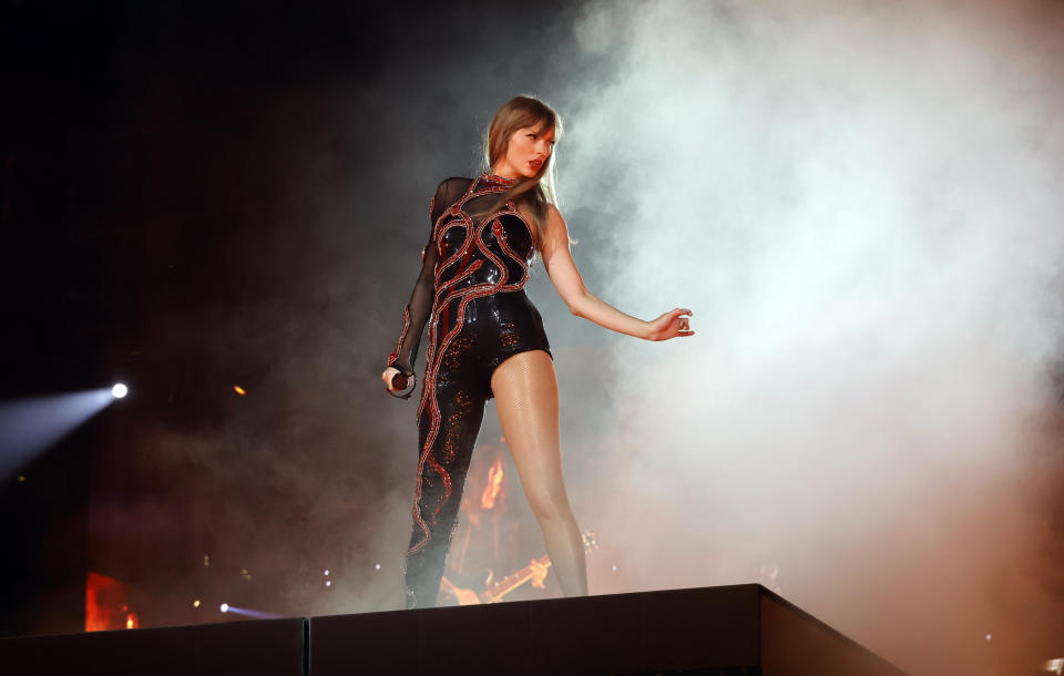 GLENDALE, ARIZONA - MARCH 17: (EDITORIAL USE ONLY. NO STANDALONE PUBLICATION USE (NO SPECIAL INTEREST OR SINGLE ARTIST PUBLICATION USE; NO BOOK USE)) Taylor Swift performs onstage for the opening night of 