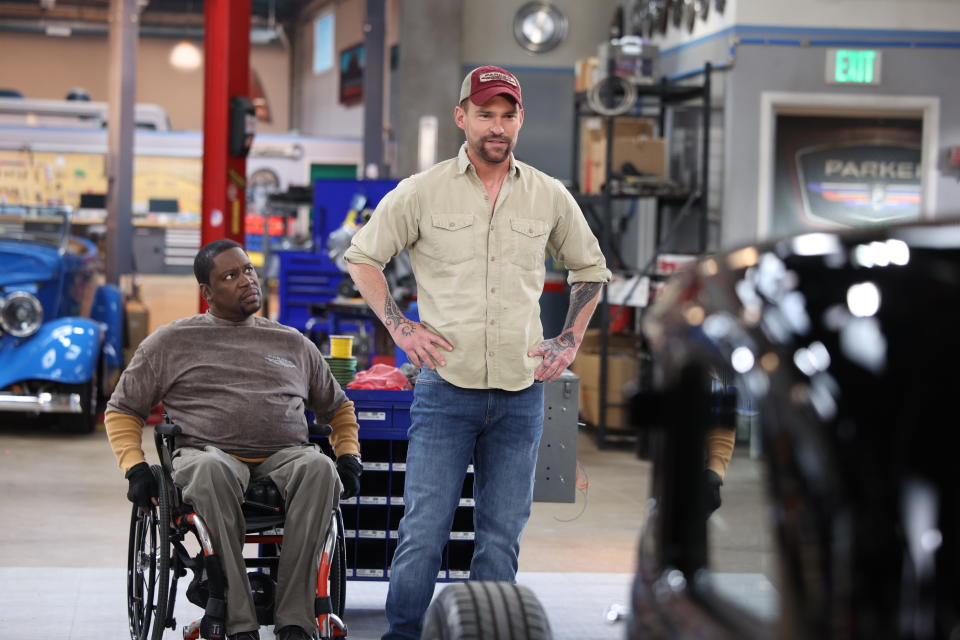 Daryl Chill Mitchell and Seann William Scott in the car shop of Shifting Gears.