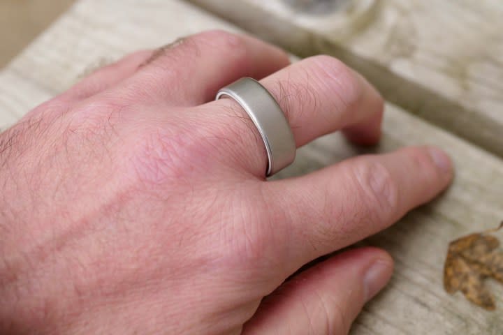 A person wearing the Oura Ring 4.