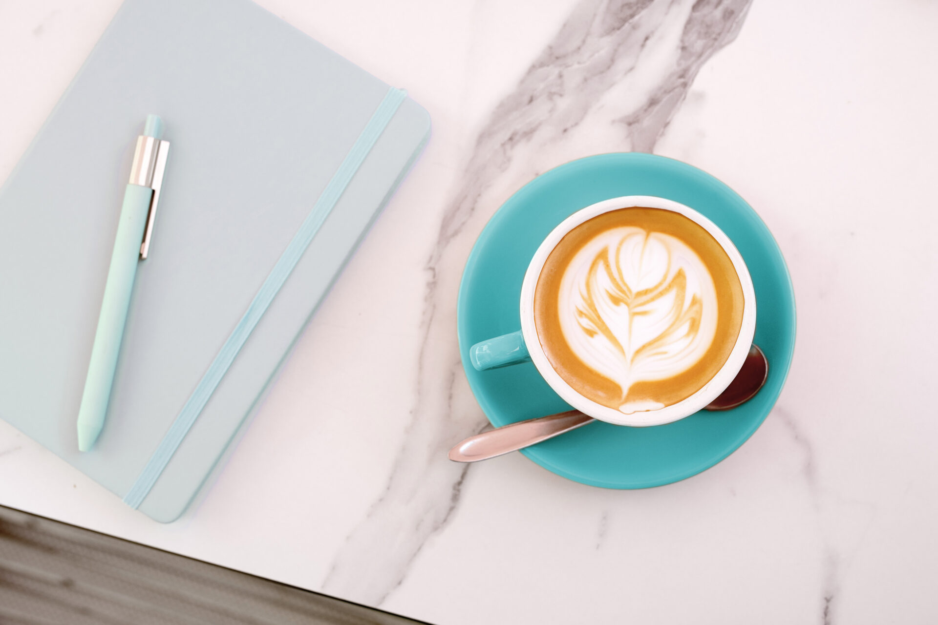 Representación abstracta de la intención de búsqueda con lupa sobre diferentes puntos de datos