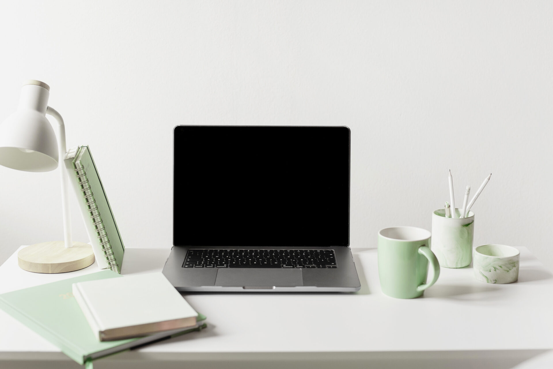 Manos armando un rompecabezas para representar la solución de los problemas de los clientes con productos afiliados