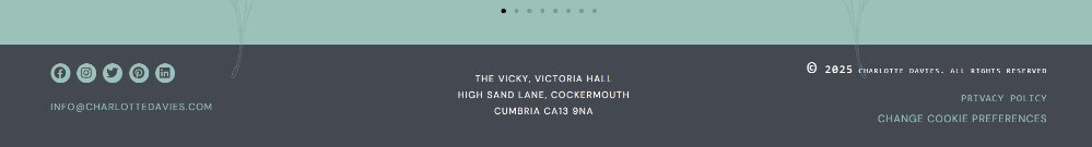 Agregar detalles de contacto comercial y enlaces sociales para EEAT Trust