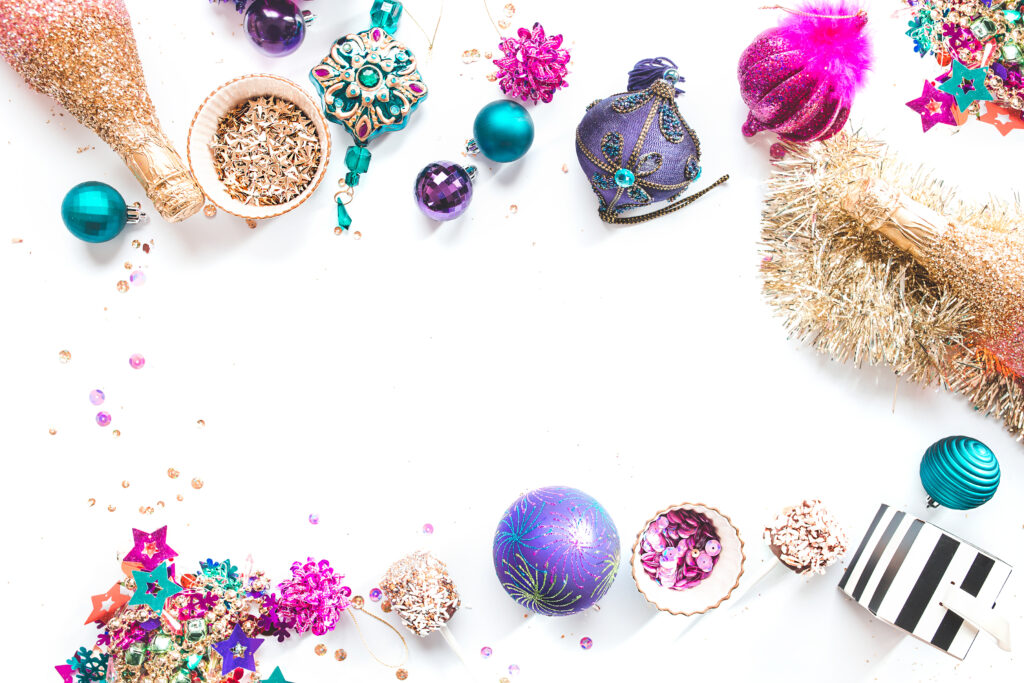 365 件のブログ投稿のアイデアを含む 1 月のコンテンツ カレンダーを表示するラップトップ画面