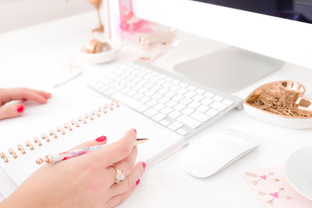 Escritor independiente que calcula la tarifa por hora y las tarifas del proyecto en una calculadora con facturas