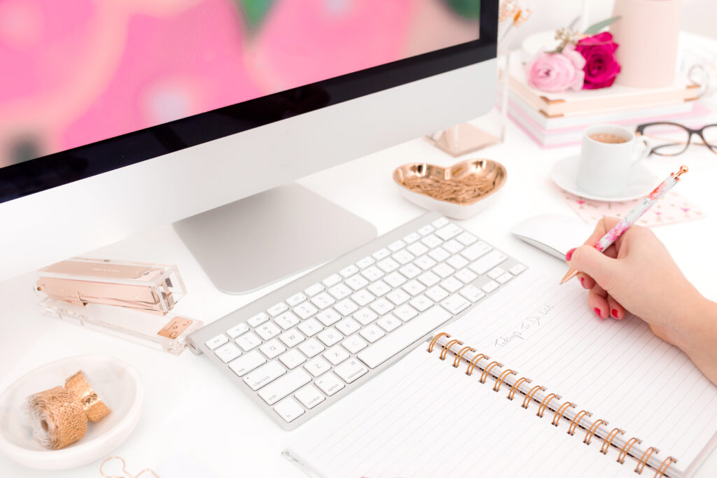 Escritor independiente que revisa una hoja de cálculo de tasas por palabra en una configuración de monitor dual