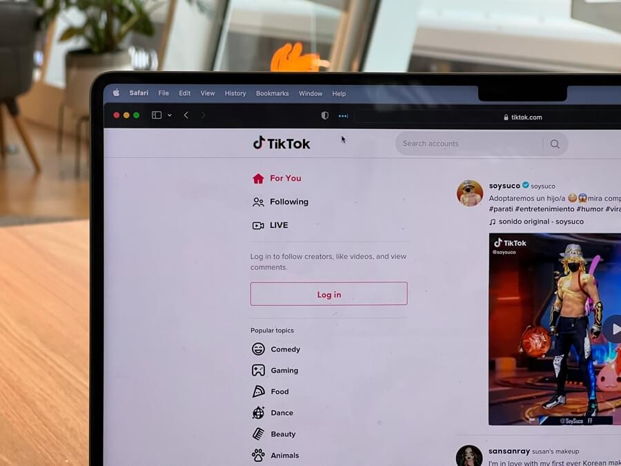 在笔记本电脑上打开的 TikTok 网站代表社交媒体搜索趋势