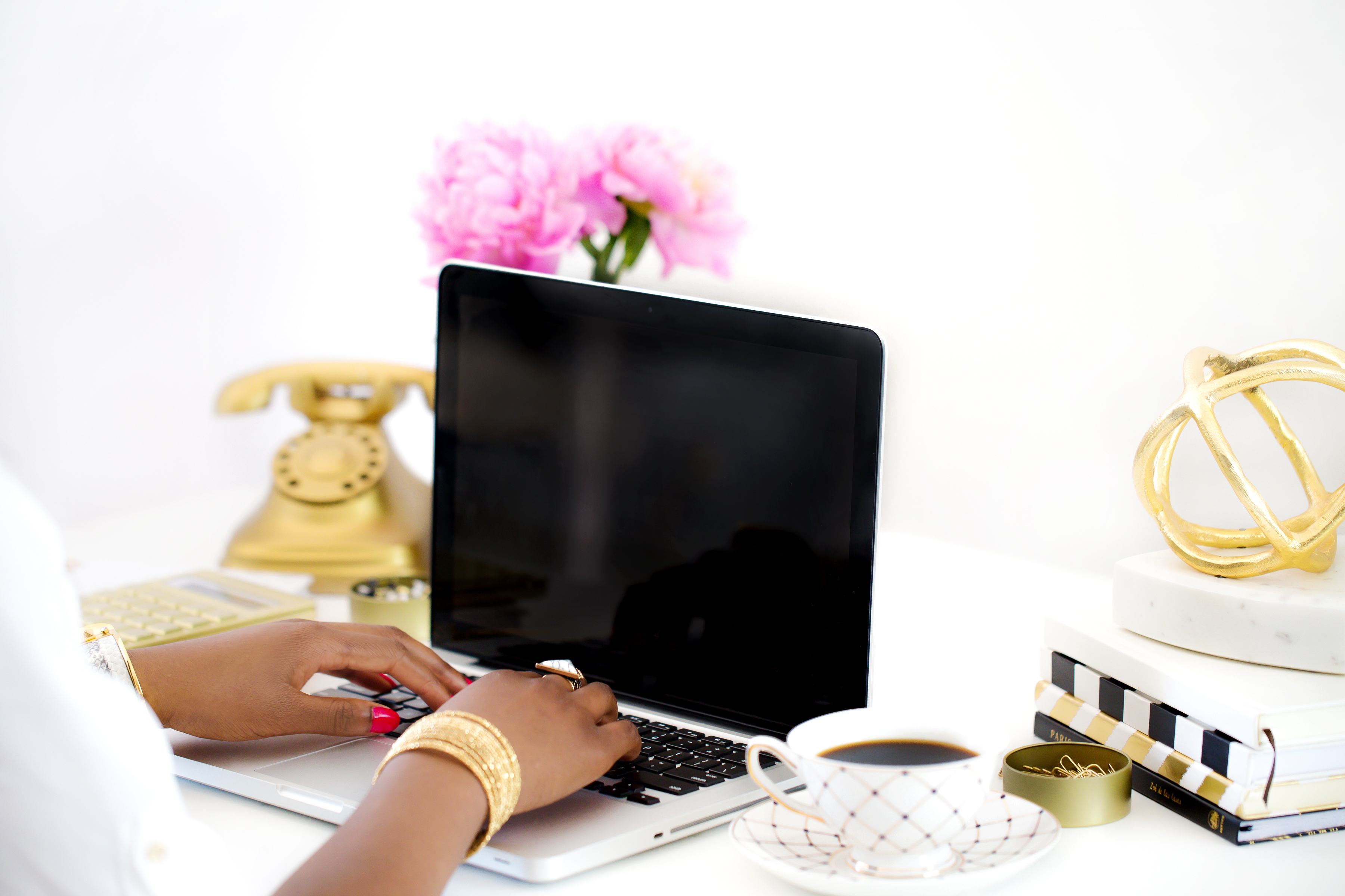 匿名博主在咖啡店使用带隐私屏幕的笔记本电脑