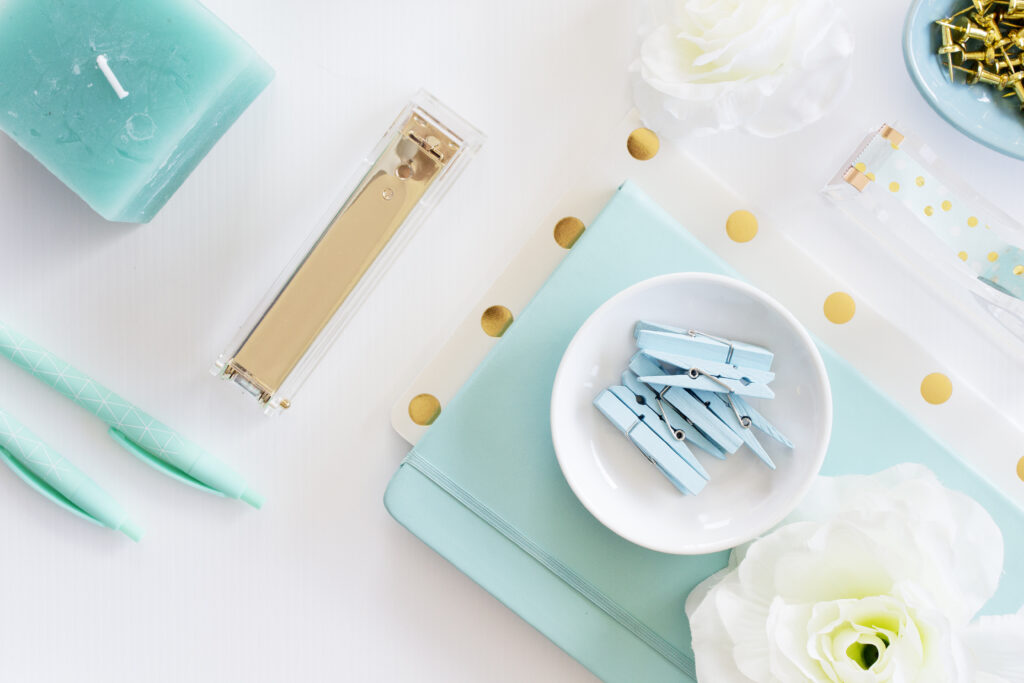 Mujer compartiendo conocimientos de repostería a través de un blog de comida en su computadora portátil