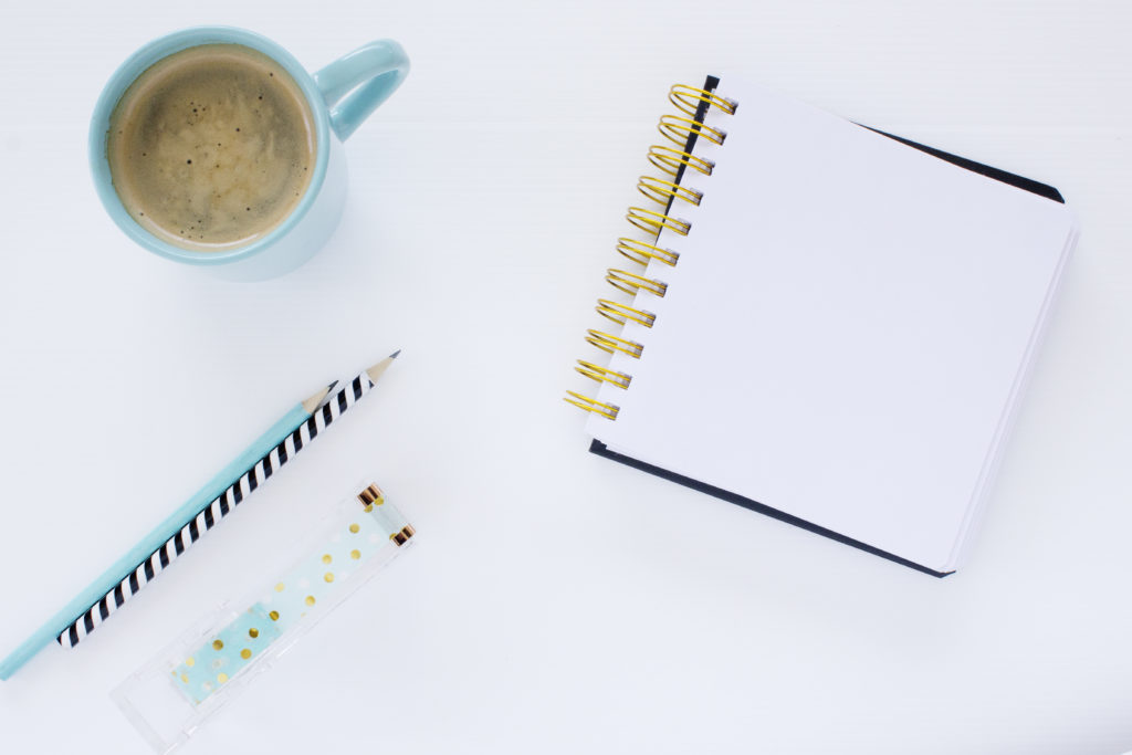 Blogger creativo trabajando en diseño de blogs y fotografía en un escritorio