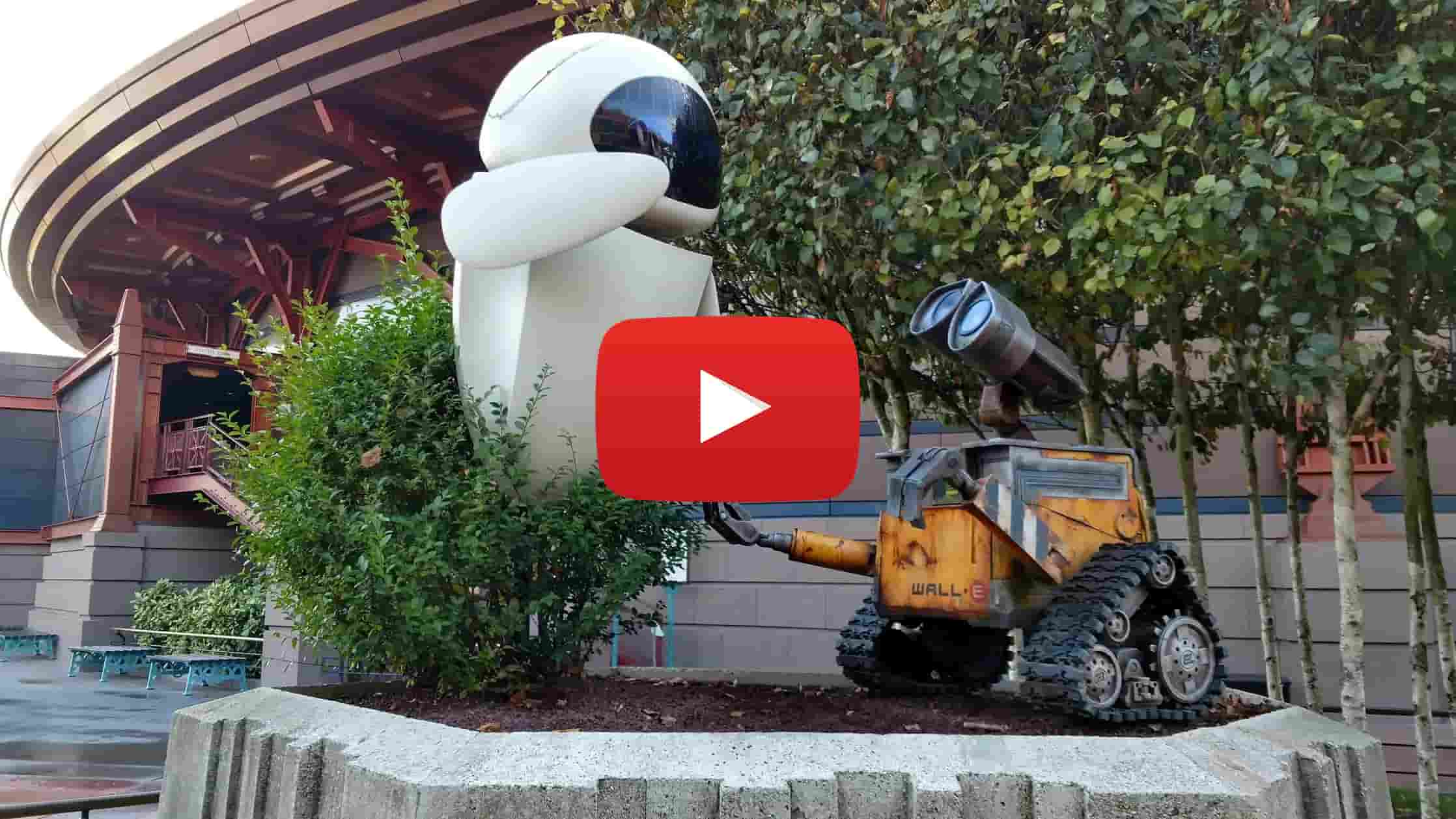 逼真的 WALL-E 和 EVE 机器人在迪士尼乐园与游客互动