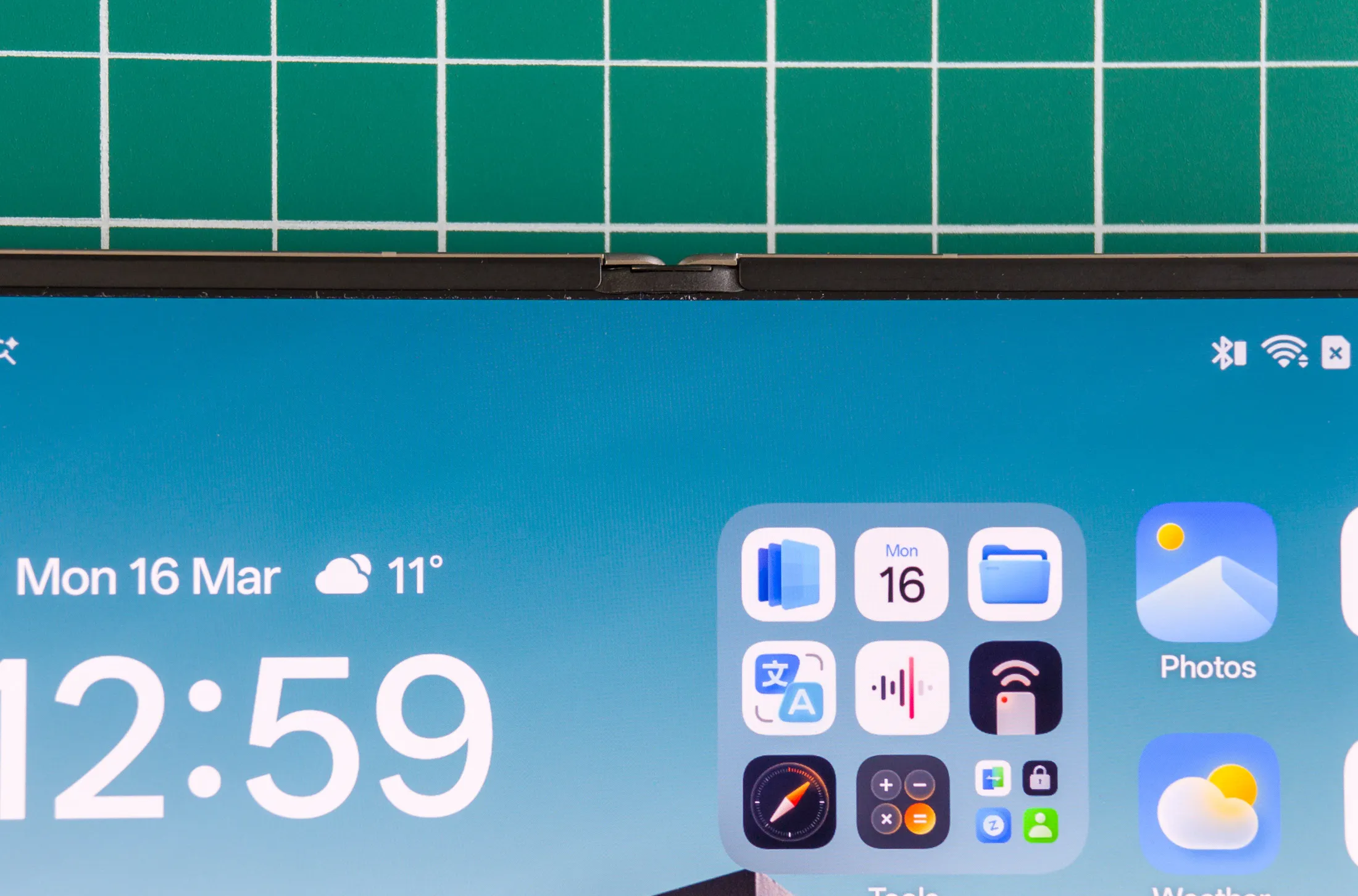 Oppo Find N6 折痕在直射光下几乎看不见的特写照片