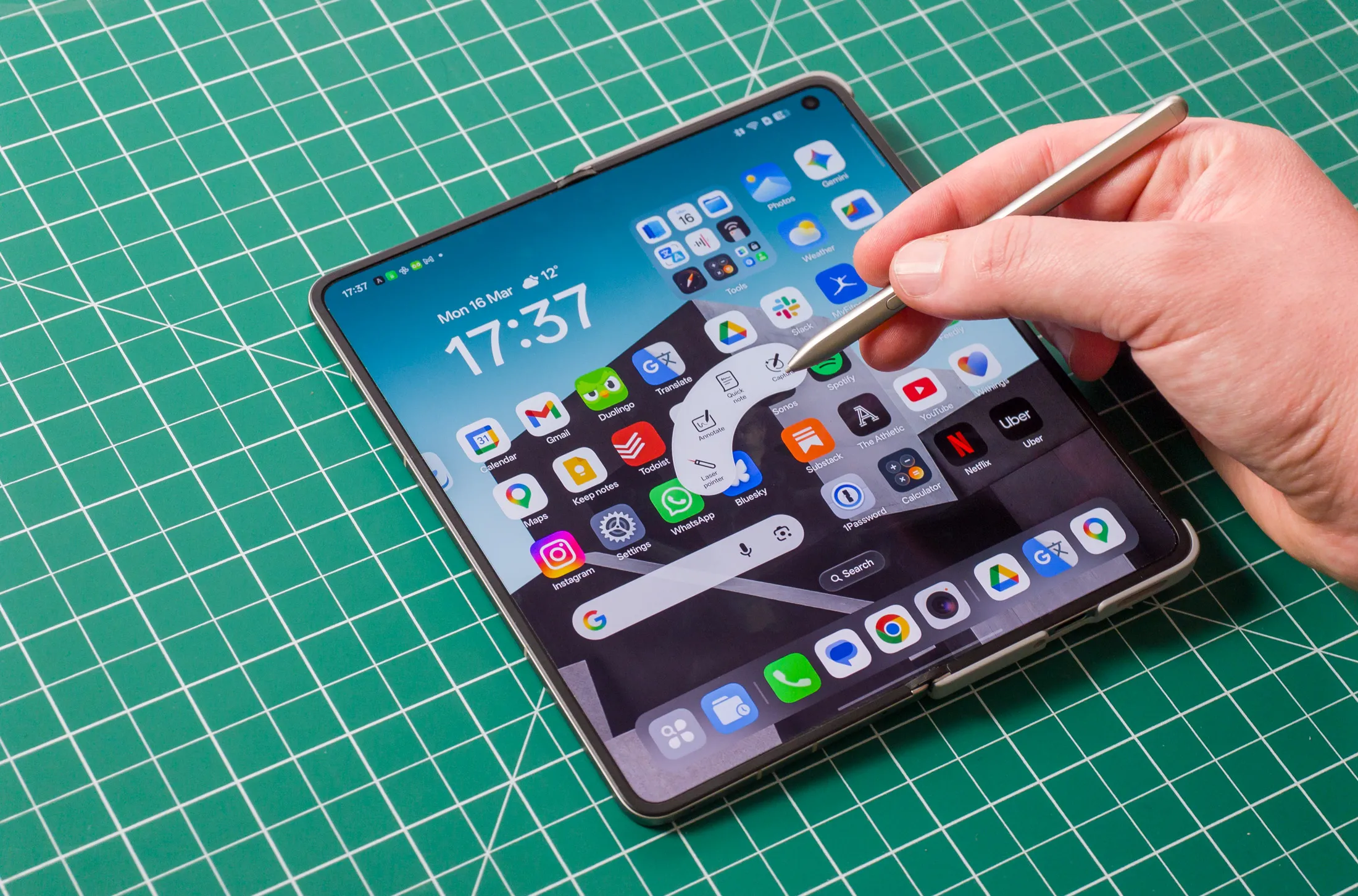 Oppo AI Pen 手写笔放在 Find N6 旁边，展示了笔记功能