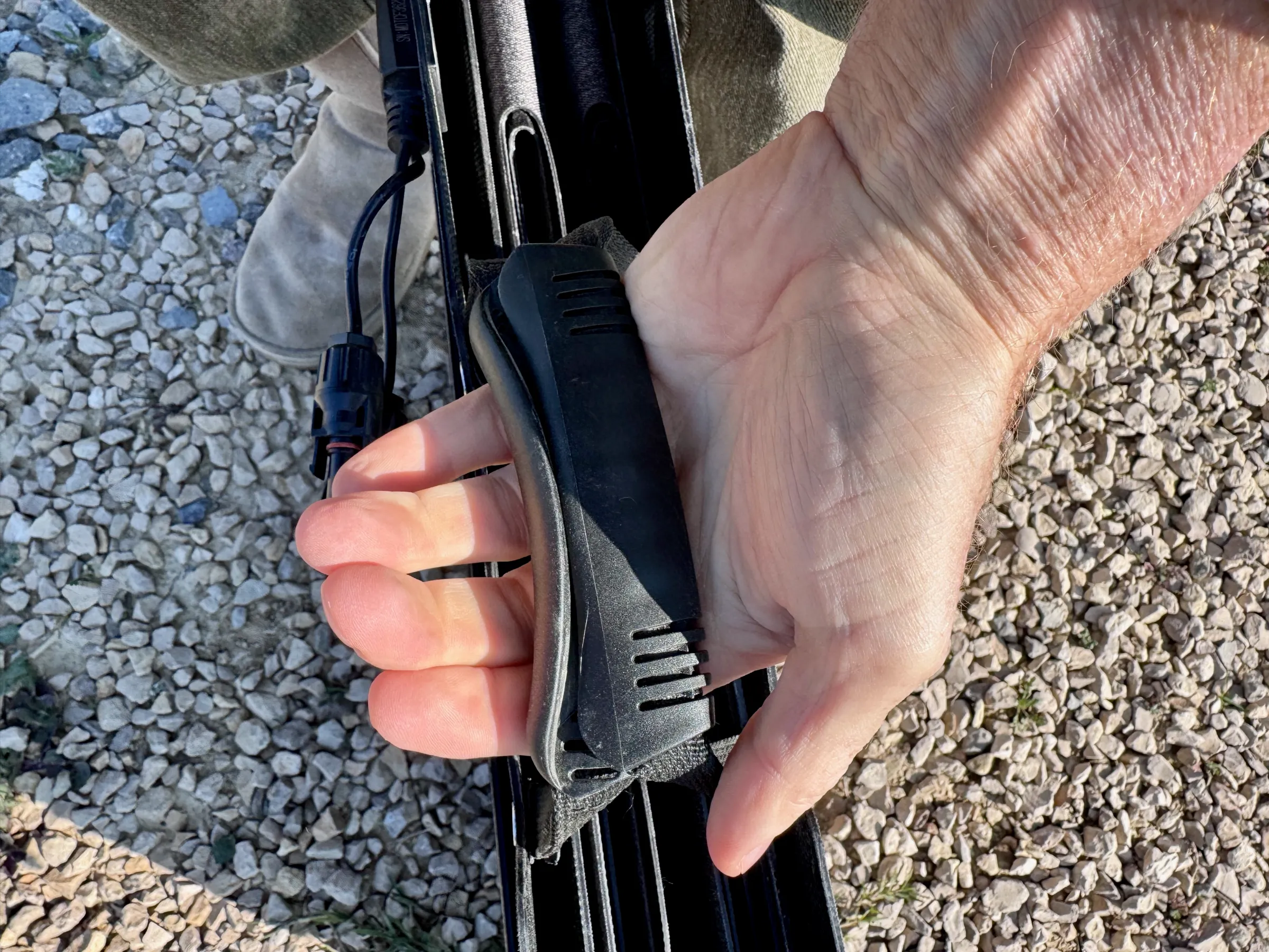 Bluetti Sora 500 面板的橡胶手柄凸显其制造质量