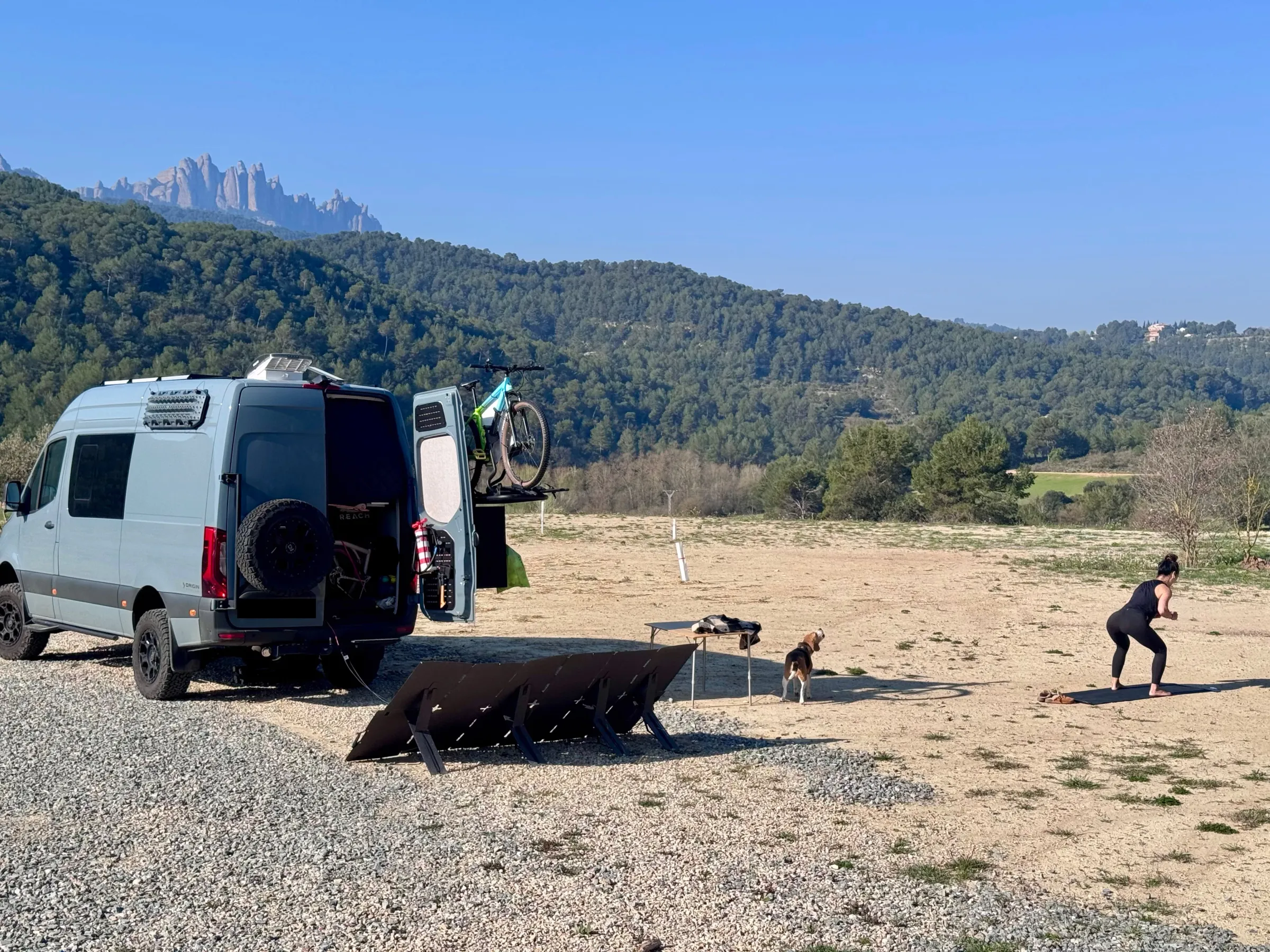 Bluetti Sora 500 为 2026 年风景优美的草地上的货车设施提供动力