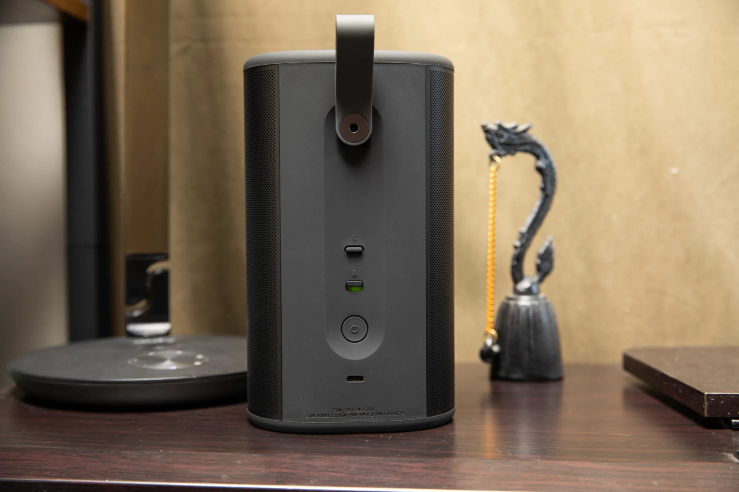 Sonos Play 背面显示麦克风开关、挂环和 USB-C 端口