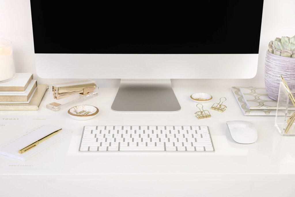 365 ブログ投稿のアイデア コンテンツ プランナーとカラフルなマーカーを備えたプロフェッショナルなデスクトップ