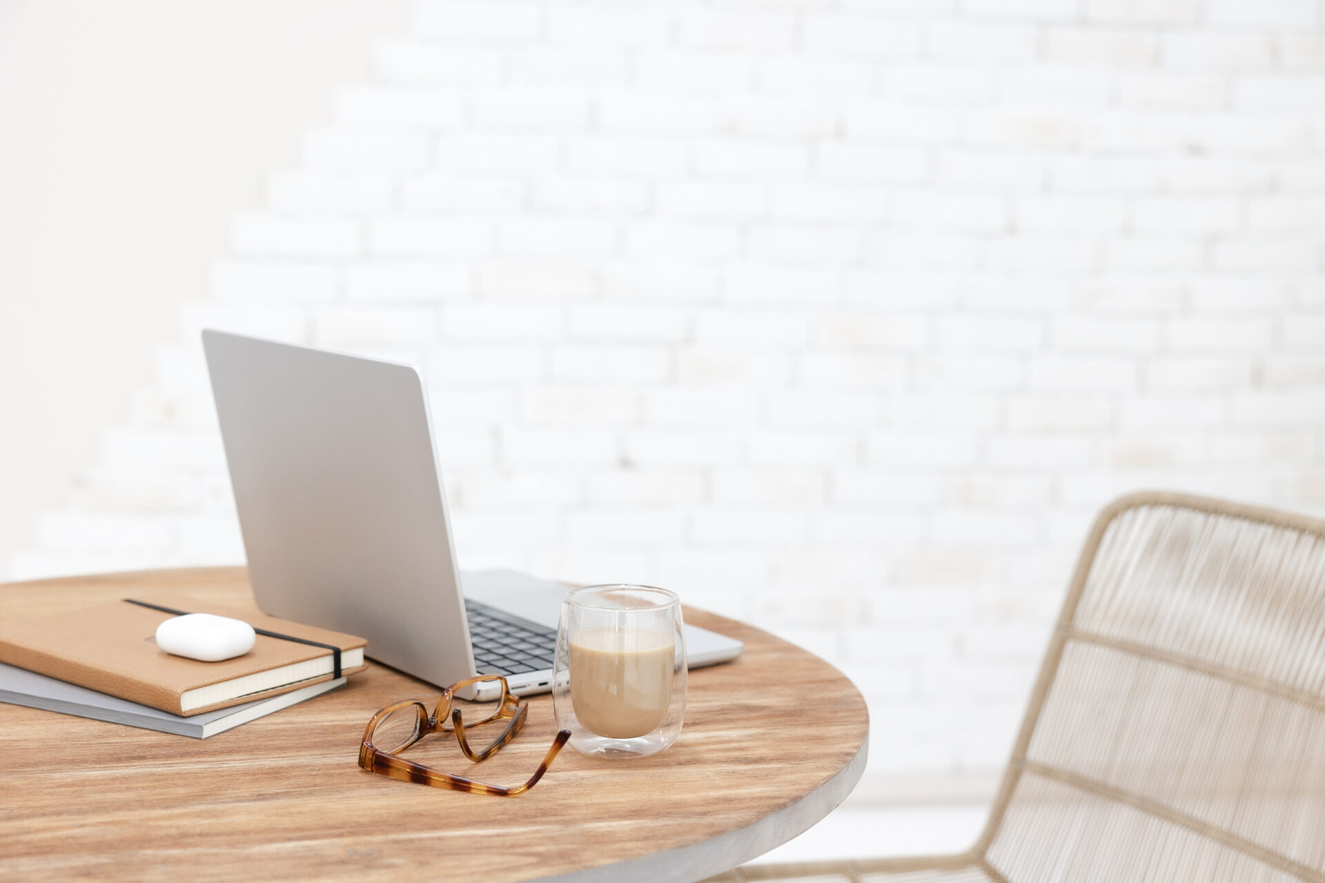 Comercializador digital profesional que analiza los errores del marketing de afiliación en un panel de alta tecnología