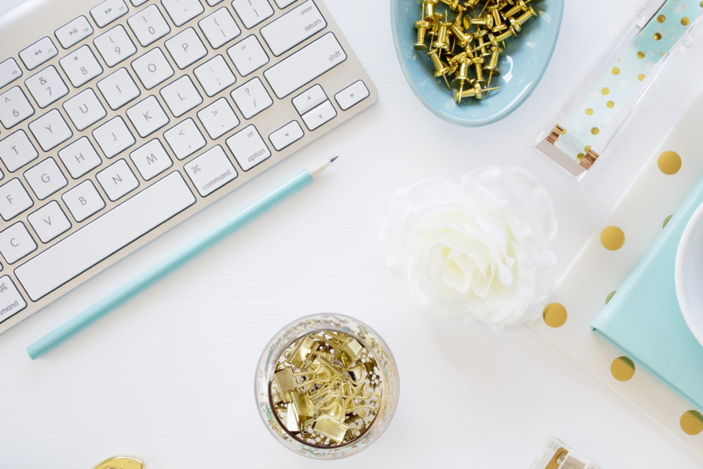 Razones convincentes para iniciar un blog en 2026 con una computadora portátil y un espacio de trabajo creativo