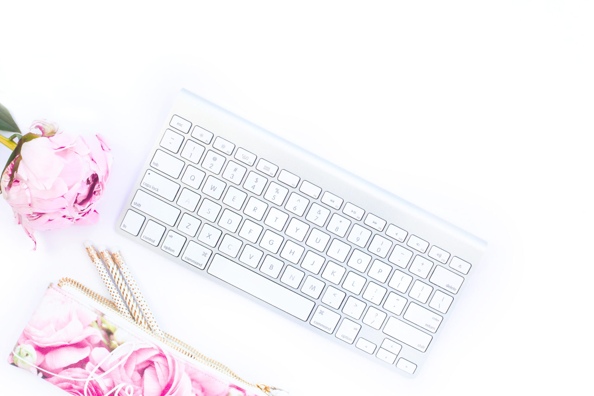 Comparación de blogs y vlogging que muestra el espacio de trabajo del creador con una computadora portátil y una cámara