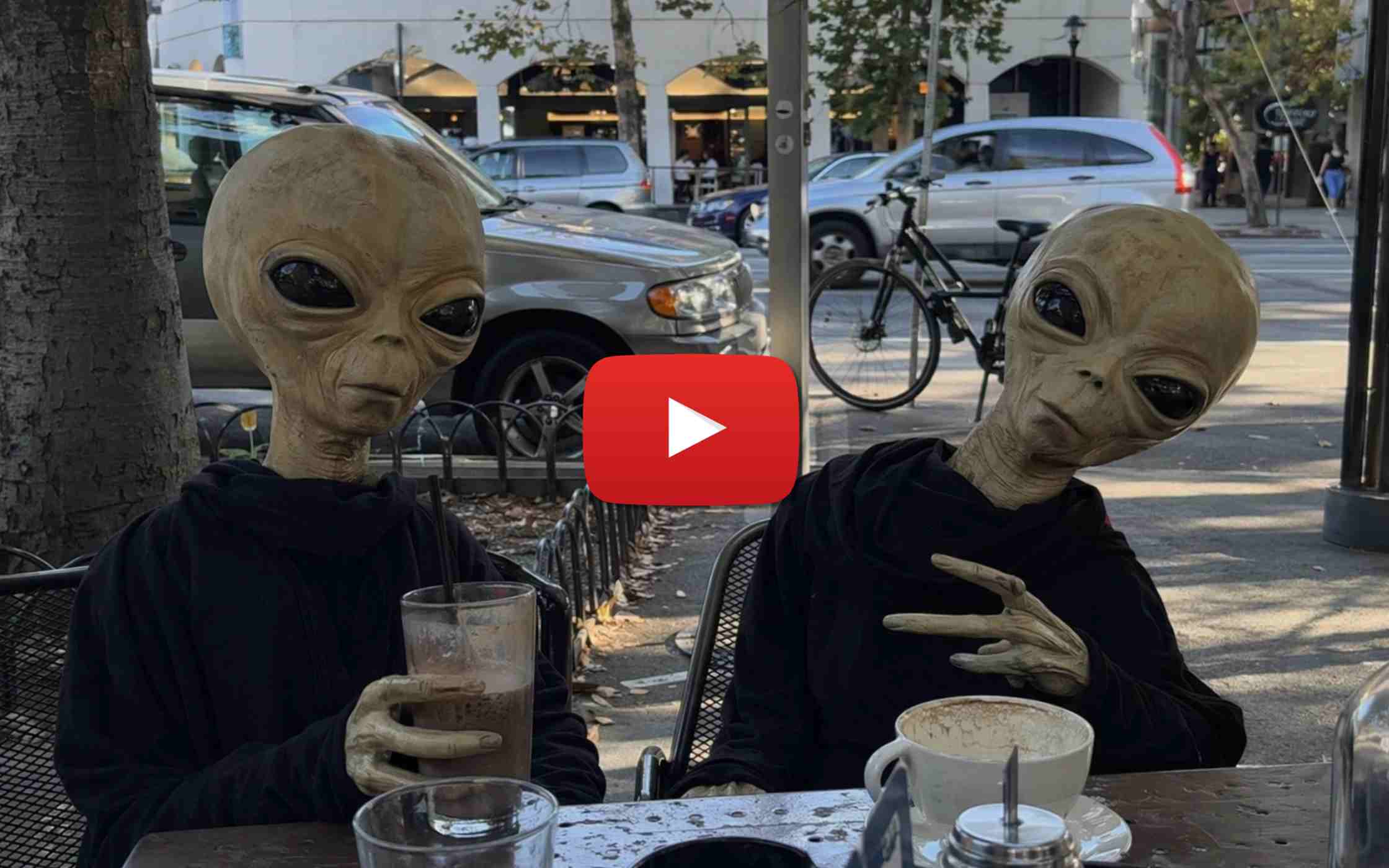 旧模型和 ChatGPT 2.0 之间的 AI 文本渲染和真实感的并排比较