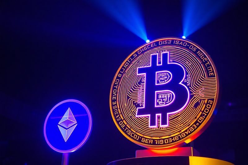 Los símbolos de Ether y Solana se elevan a la sombra de una enorme estatua de Bitcoin
