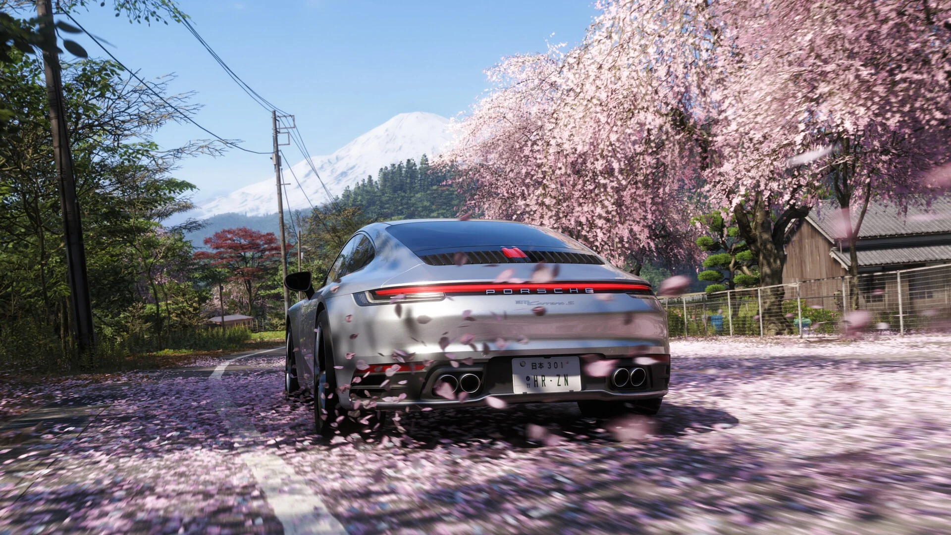 Forza Horizo​​n 6 の桜並木を漂う洗練された赤いスポーツ カー