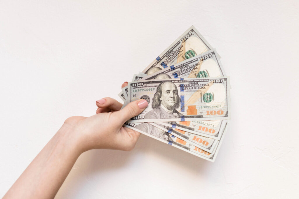 Informe de ingresos de redacción independiente que muestra un desglose de ganancias mensuales de $ 3,647