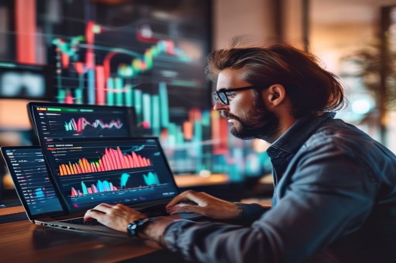 Blogger celebra un hito en el crecimiento del tráfico con un gráfico analítico en una computadora portátil