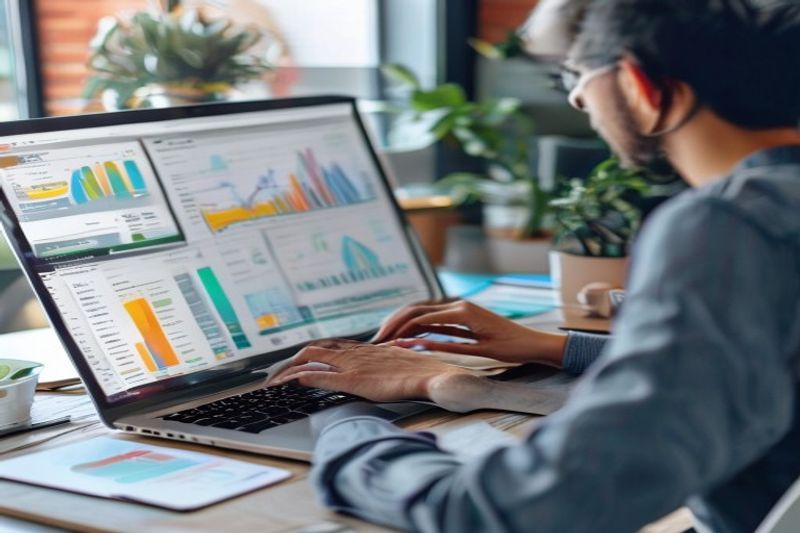 Consultor freelance que ofrece servicios a clientes a través de un blog profesional.