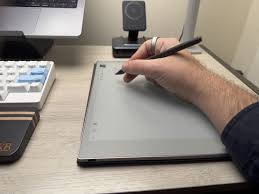 Bloc de notas junto al teclado de la computadora configuración del escritorio nocturno fotografía real
